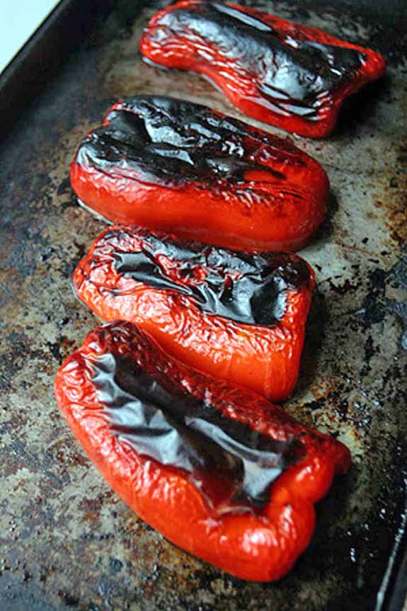 6. Na ongeveer 10 minuten moeten de paprika's blaren en zwart worden.