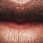 Adieu aux lèvres gercées : les astuces maison incontournables pour des lèvres douces et soignées