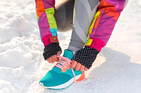 personne-attachant-ses-lacets-de-chaussure-dans-la-neige