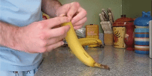 Eplucher une banane rapidement