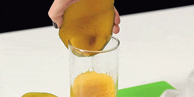 Schil een mango met een glas