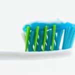 Protégez votre sourire : Évitez ces 9 ingrédients toxiques présents dans certains dentifrices
