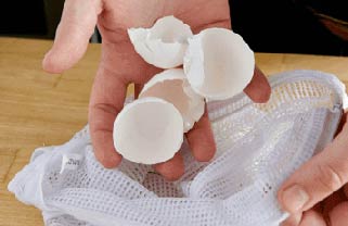 blanchir le linge avec les coquilles d'œufs