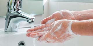 se laver les mains au lieu de ronger ses ongles