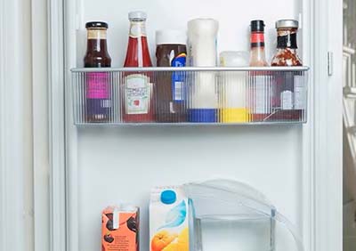 smontare gli elementi rimovibili del frigorifero per pulirli