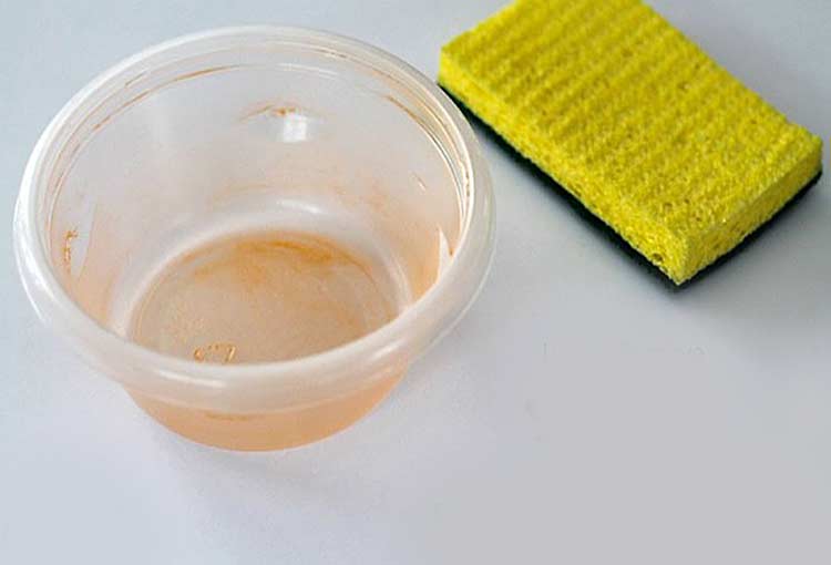 trucs pour enlever taches et odeurs des contenants alimentaires