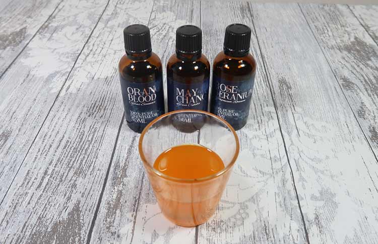 Comment faire du savon à l'argile rose étape 0 : Mesurez vos huiles essentielles maintenant pour pouvoir les ajouter rapidement par la suite.