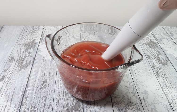 Étape 8 : À l'aide d'un mélangeur à bâtonnets, mélanger la pâte jusqu'à l'obtention d'une légère trace.
