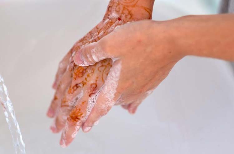 Henna op de hand verwijderd met water en zeep