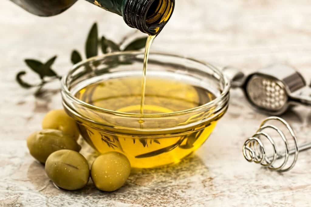 Huile, d'olive ajoutée au sucre pour éclaircir les coudes et les genoux foncés