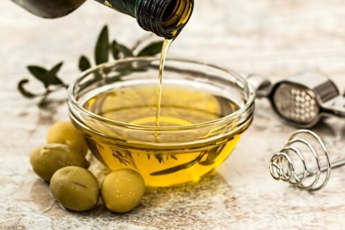 Huile, d'olive ajoutée au sucre pour éclaircir les coudes et les genoux foncés