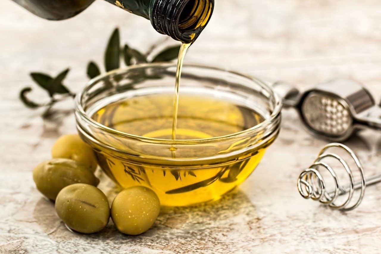 Olio, oliva aggiunto allo zucchero per schiarire gomiti e ginocchia scuri