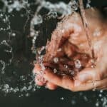 Comment bien se laver les mains face aux virus : conseils essentiels à suivre