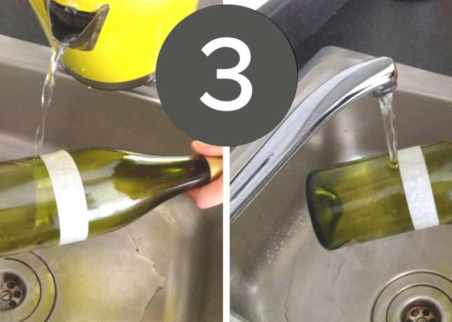Versez de l'eau chaude, froide, puis chaude, froide jusqu'à ce que la ligne de coupe se brise et que votre bouteille de verre se détache en 2 morceaux.