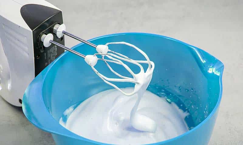 battez le gel de graines de lin pour faire une sorte de blanc d'oeuf