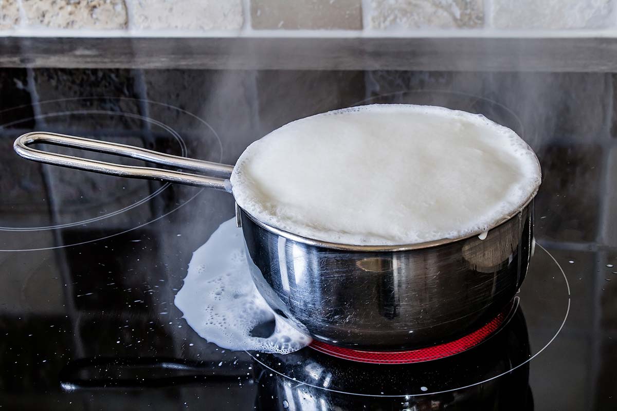 astuce pour nettoyer du lait brulé sur une plaque de cuisson