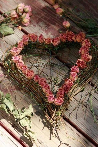 un coeur en fleurs séchées