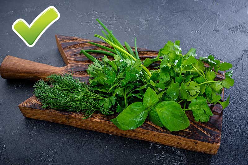 faut-il passer les herbes fraiches sous l'eau ?