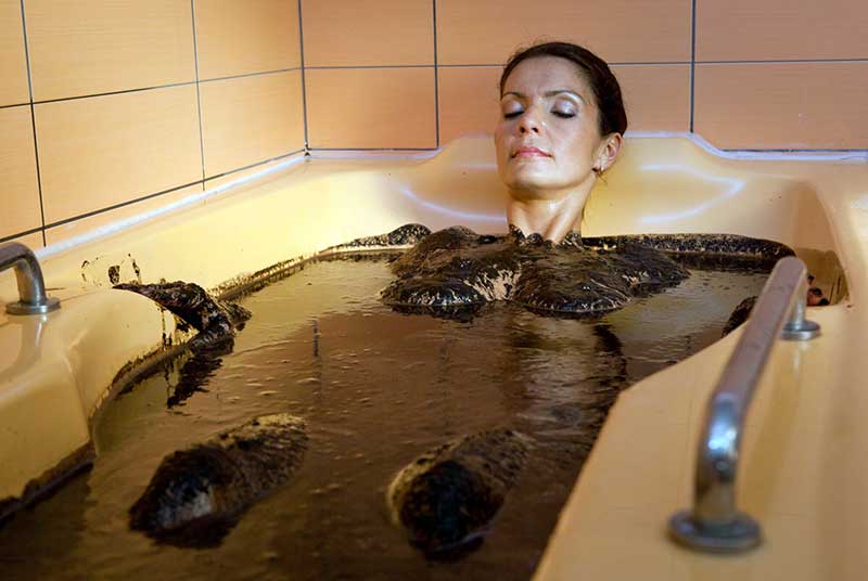 baignoire remplie de boue thérapie