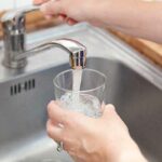 7 Erreurs à éviter en buvant de l'eau du robinet ou en bouteille