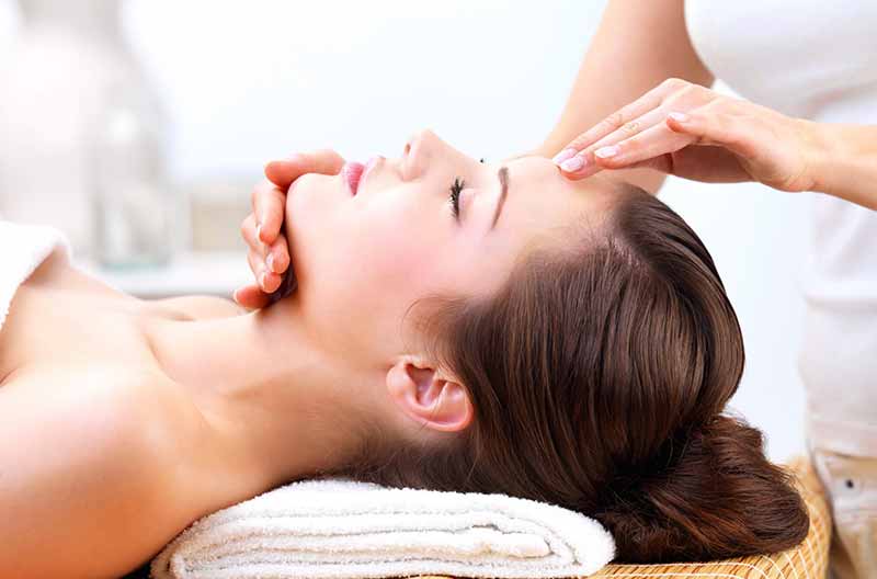 massage facial pour yeux gonflés