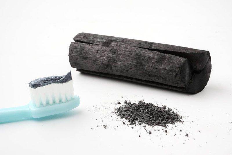 fare il dentifricio con il carbone