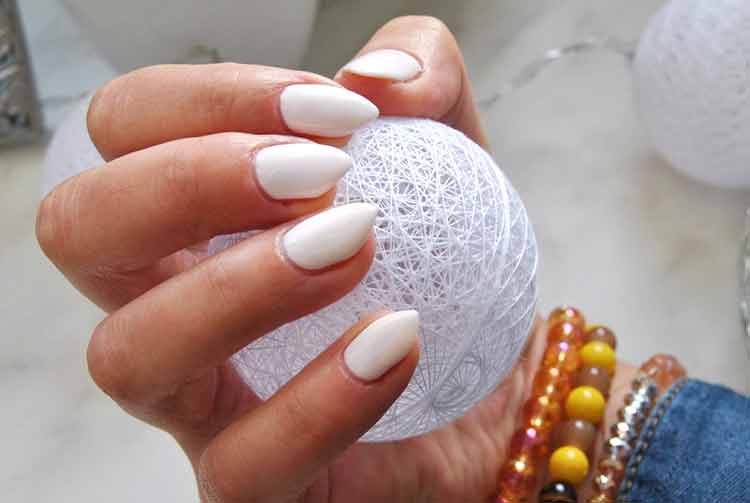 Les ongles taillés en pointe sont plus fragiles et moins résistants aux chocs