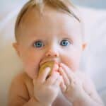 Taches tenaces de bébé : éliminez-les rapidement avec ces méthodes efficaces