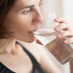 Hydratation : 7 erreurs à éviter en consommant de l'eau du robinet ou en bouteille