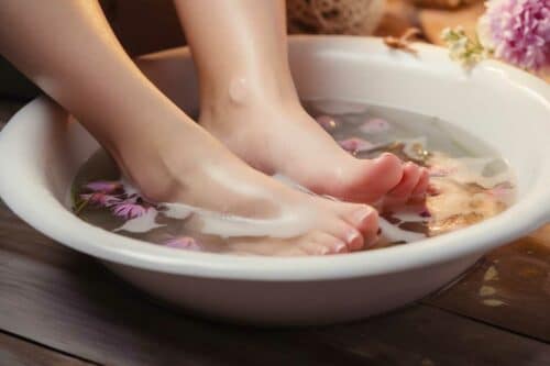 bain de pieds au bicarbonate de soude pour les pieds secs