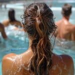 5 erreurs fréquentes qui abîment vos cheveux à la piscine