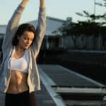 Vous ne devinerez jamais comment ces simples étirements peuvent soulager vos douleurs articulaires !