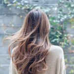 Ce simple geste matinal va transformer vos cheveux, et personne ne vous l'a dit avant