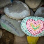 Peinture sur galets : Une activité créative et ludique pour toute la famille