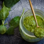 Astuce anti-gaspillage : comment transformer vos herbes fraîches en pesto maison