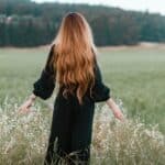 Garder les cheveux longs après 50 ans : découvrez ces 5 conseils pour un look éblouissant