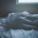 Comment nettoyer et éliminer l'odeur d'urine sur un matelas : Astuces simples et efficaces