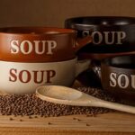 Découvrez comment cette soupe de lentilles corail et épinards devient un plat complet et nutritif en un clin d'œil