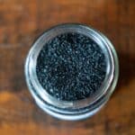 Hydrater vos pieds avec du charbon actif ? Découvrez cette nouvelle tendance qui fait fureur cette année