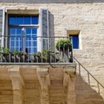 Profiter de son balcon toute l’année : aménagement d’un coin cosy