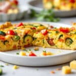 Ultra moelleuse et pleine de couleurs : la quiche sans pâte aux restes gourmands, star des repas d’été