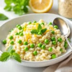 Laissez-vous séduire par ce risotto crémeux petits pois et citron tout simple avec les trésors du placard