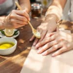 Osez ce rituel express pour des ongles plus forts et hydratés avec seulement deux ingrédients du placard de la cuisine