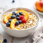 Crémeux, fruité et ultra frais, ce porridge aux flocons d’avoine sublime les fruits de saison et les matins !