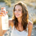Le spray DIY que vous n'allez plus quitter cet été ! L’astuce bluffante à base d’hydrolat pour apaiser vos cheveux après la plage