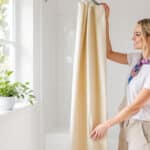 Cette méthode toute simple, mais radicale aide à garder la fraîcheur dans la salle de bain et limite l’humidité pendant l’été