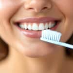 Dents jaunes malgré le brossage ? Le trio naturel de nos grands-mères pour retrouver un sourire éclatant sans dentifrice chimique