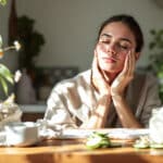 Mieux qu’une crème classique de pharmacie, ces 3 ingrédients basiques apaisent les rougeurs d'une peau sensible efficacement !