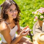 Le stick magique de l’été : la recette de baume solide zéro déchet qui protège, illumine et répare lèvres et peau en plein soleil (vous n’utiliserez plus jamais trois produits différents !)