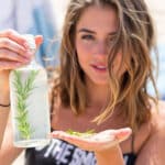 Ce vinaigre de rinçage au romarin va réveiller vos cheveux après la plage (et il ne laisse aucun déchet derrière lui) !